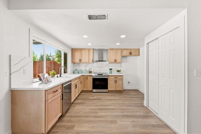 8404 Sunrise Woods Way, Sacramento, CA 95828
