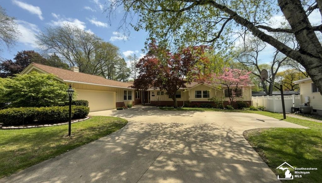 1566 Riverview Avenue, Monroe, MI 48162