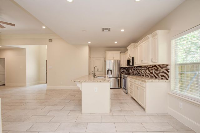 10572 Twin Oak Drive, Conroe, TX 77385