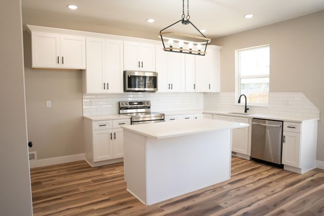 1285 N London Place, Republic, MO 65738