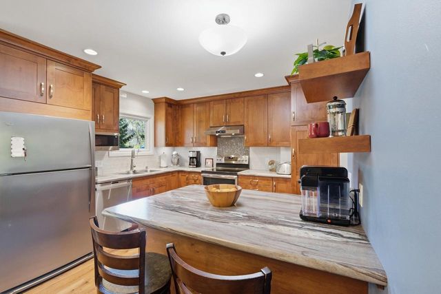 2307 White Oak Trail, Oregon, WI 53575