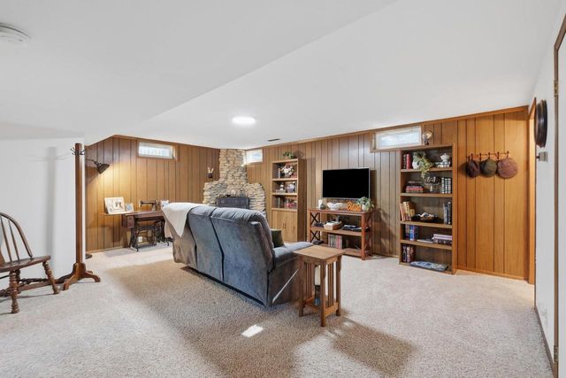 2307 White Oak Trail, Oregon, WI 53575