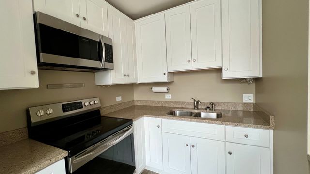 12 S 3rd Street B, St. Charles, IL 60174