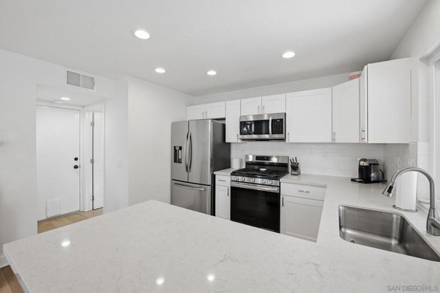 2323 Brookhaven Pass, Vista, CA 92081