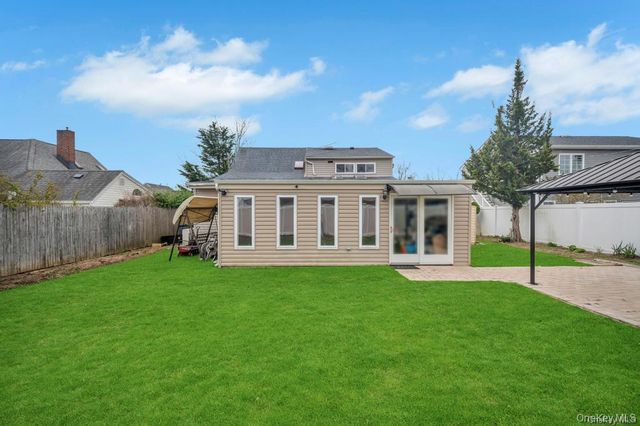11 Berry Lane, Hicksville, NY 11801