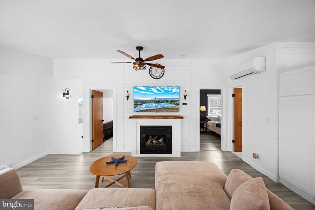 4 WEAVER DR, Manahawkin, NJ 08050