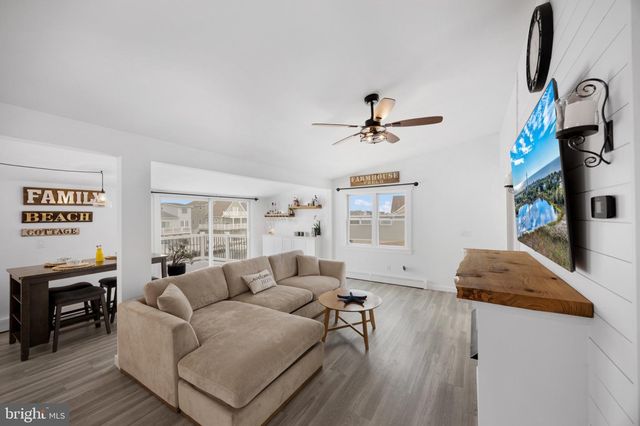 4 WEAVER DR, Manahawkin, NJ 08050