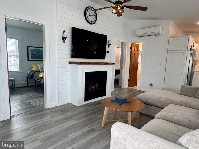 4 WEAVER DR, Manahawkin, NJ 08050