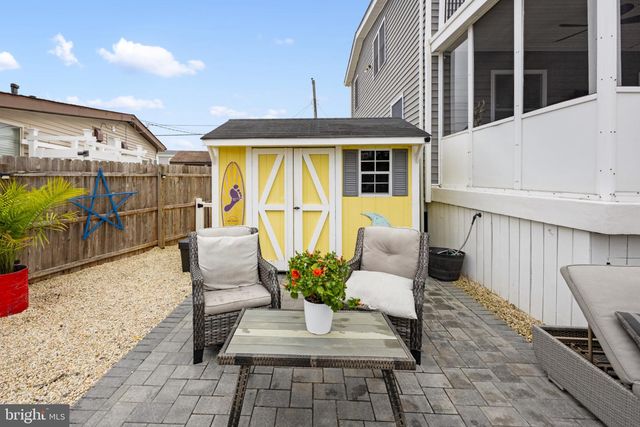 4 WEAVER DR, Manahawkin, NJ 08050