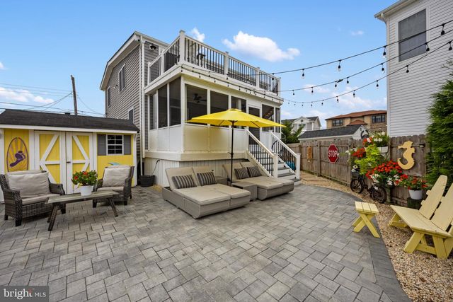 4 WEAVER DR, Manahawkin, NJ 08050