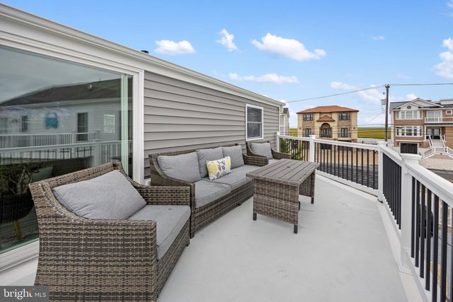 4 WEAVER DR, Manahawkin, NJ 08050
