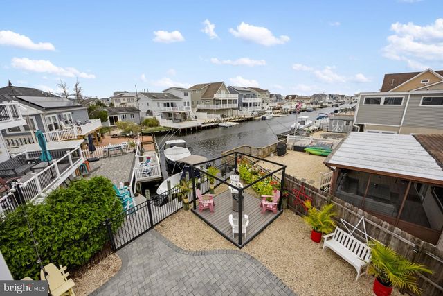 4 WEAVER DR, Manahawkin, NJ 08050