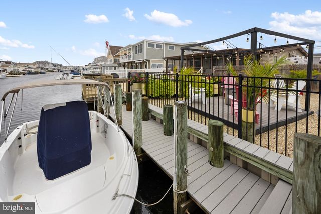 4 WEAVER DR, Manahawkin, NJ 08050