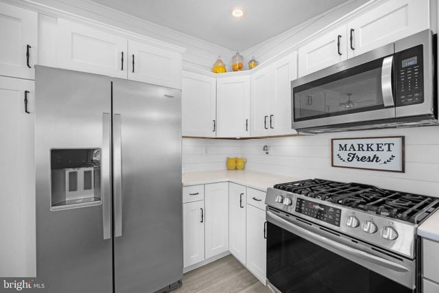 4 WEAVER DR, Manahawkin, NJ 08050