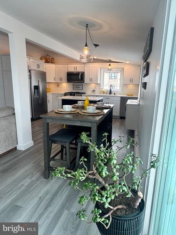 4 WEAVER DR, Manahawkin, NJ 08050