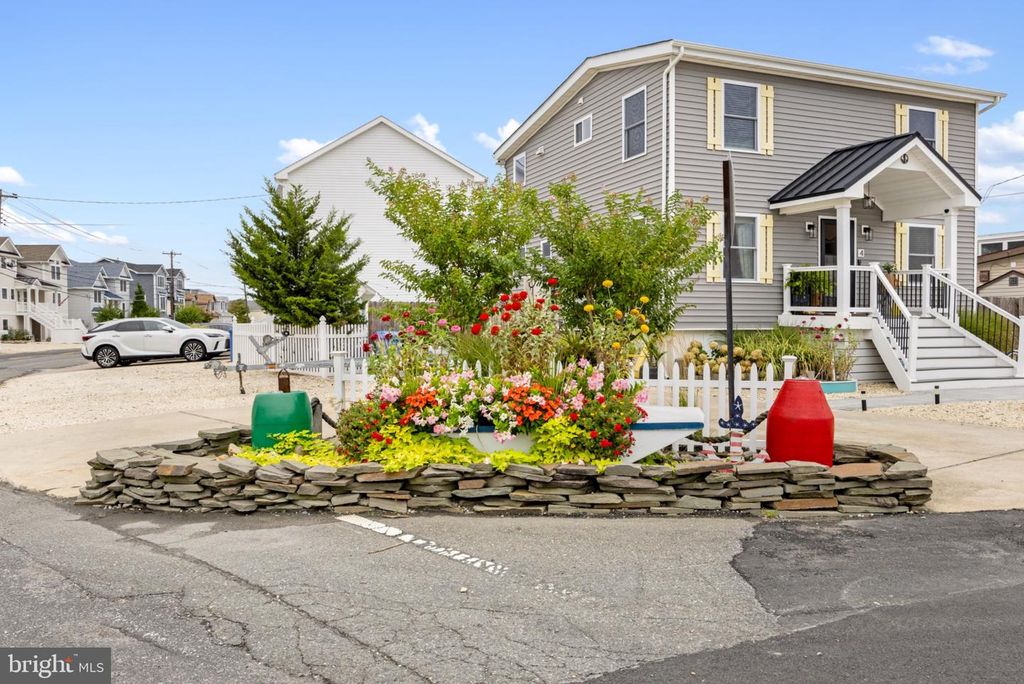 4 WEAVER DR, Manahawkin, NJ 08050
