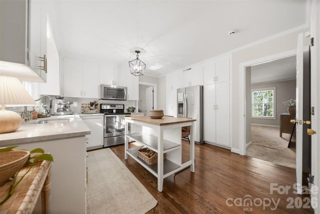 1240 10th Street Lane NW, Hickory, NC 28601