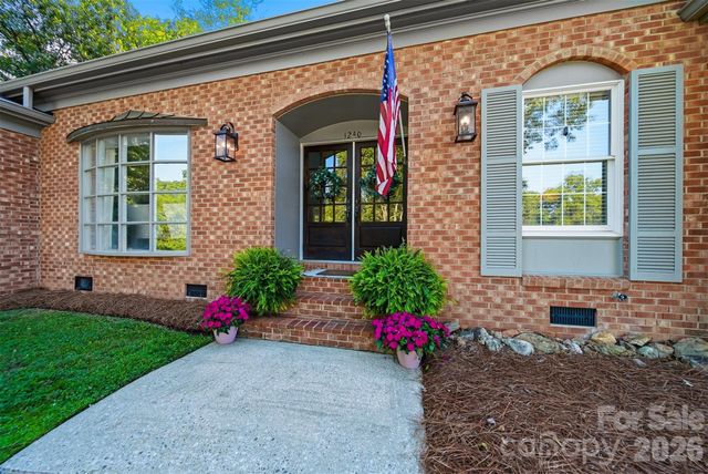 1240 10th Street Lane NW, Hickory, NC 28601