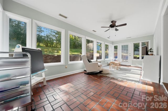 1240 10th Street Lane NW, Hickory, NC 28601