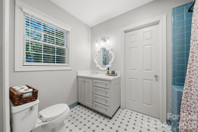 1240 10th Street Lane NW, Hickory, NC 28601