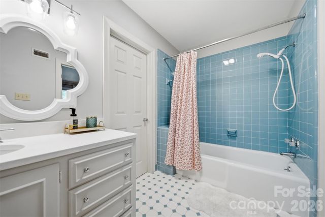 1240 10th Street Lane NW, Hickory, NC 28601
