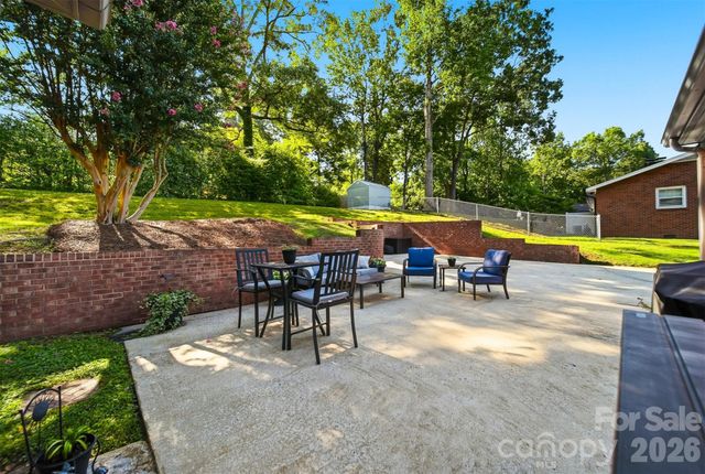 1240 10th Street Lane NW, Hickory, NC 28601