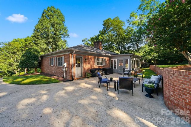 1240 10th Street Lane NW, Hickory, NC 28601