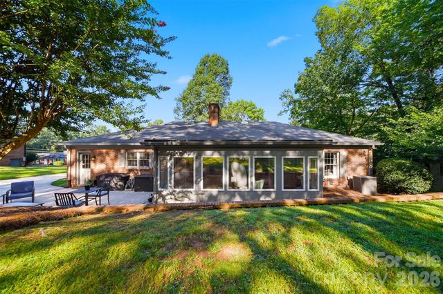 1240 10th Street Lane NW, Hickory, NC 28601