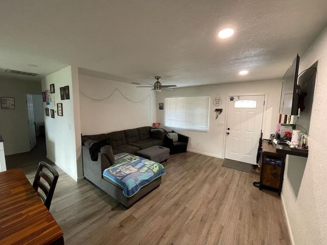 1932 Bowling Green Dr, Sacramento, CA 95815