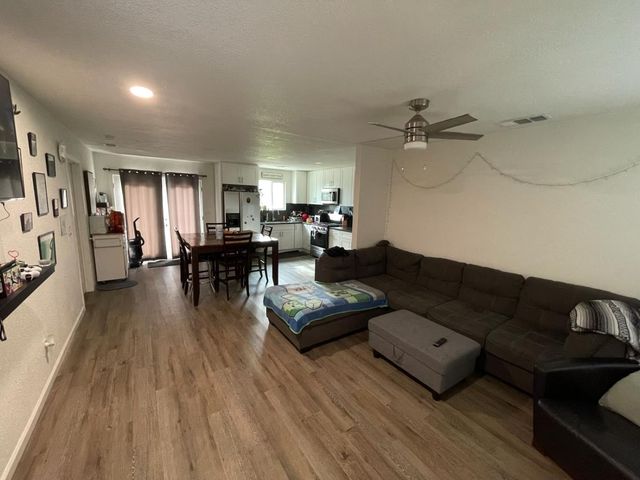 1932 Bowling Green Dr, Sacramento, CA 95815