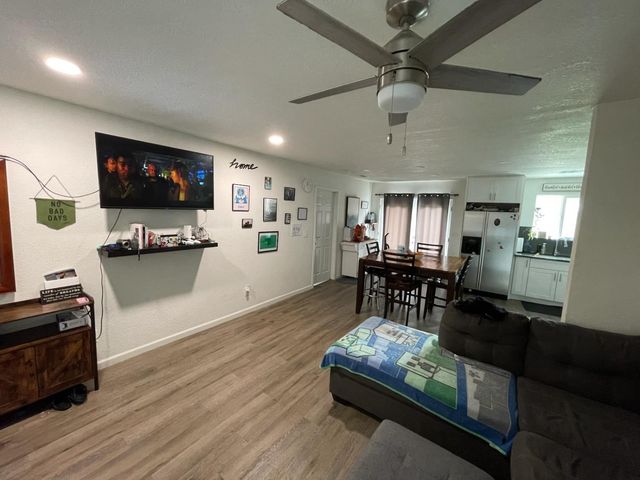 1932 Bowling Green Dr, Sacramento, CA 95815