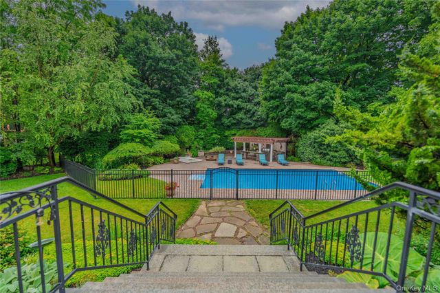 6 Maureen Drive, Mount Sinai, NY 11766