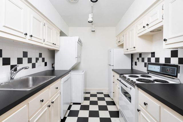 104 WOODLAND DR, Staunton, VA 24401