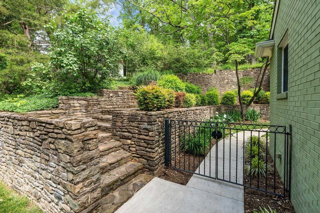 104 WOODLAND DR, Staunton, VA 24401