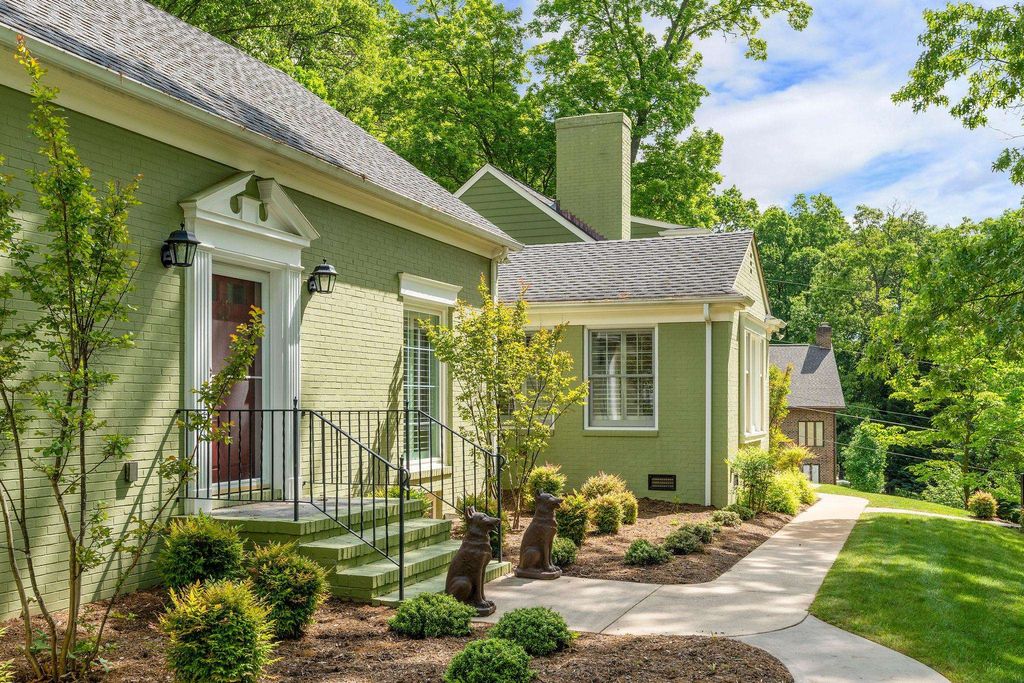 104 WOODLAND DR, Staunton, VA 24401