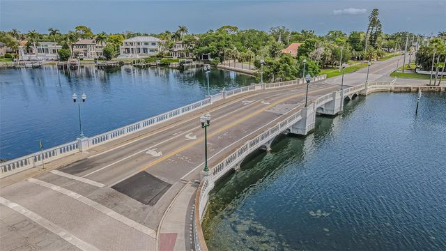 243 SNELL ISLE BOULEVARD NE, St Petersburg, FL 33704