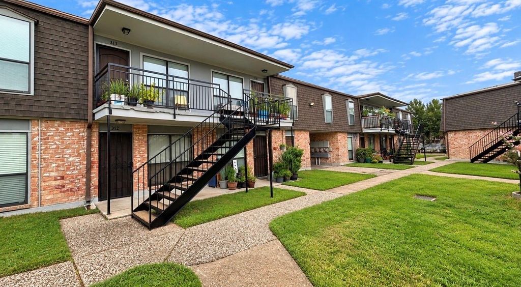 10802 Kingspoint Road 313, Houston, TX 77075