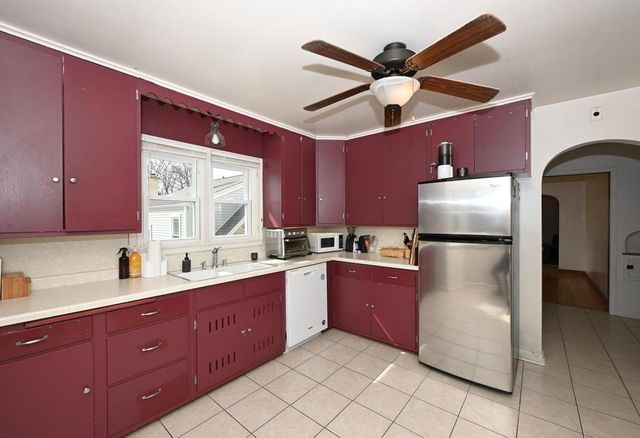 2944 N 70th STREET, Wauwatosa, WI 53210