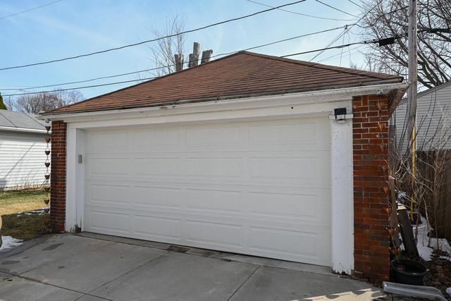 2944 N 70th STREET, Wauwatosa, WI 53210