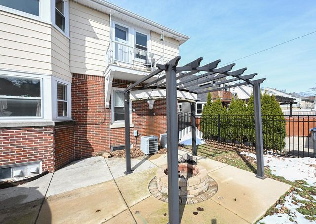 2944 N 70th STREET, Wauwatosa, WI 53210