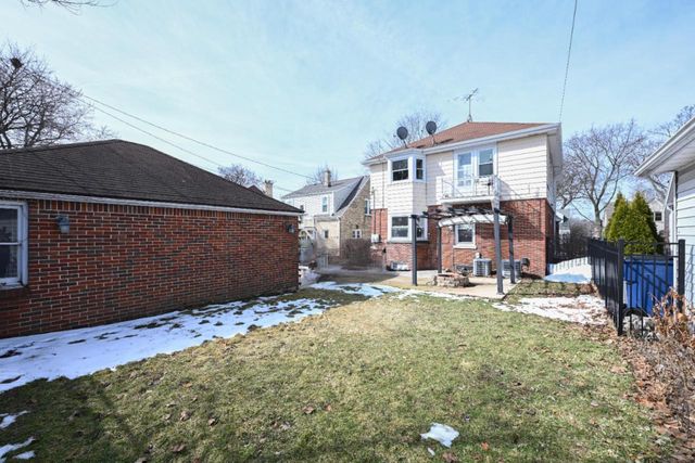 2944 N 70th STREET, Wauwatosa, WI 53210