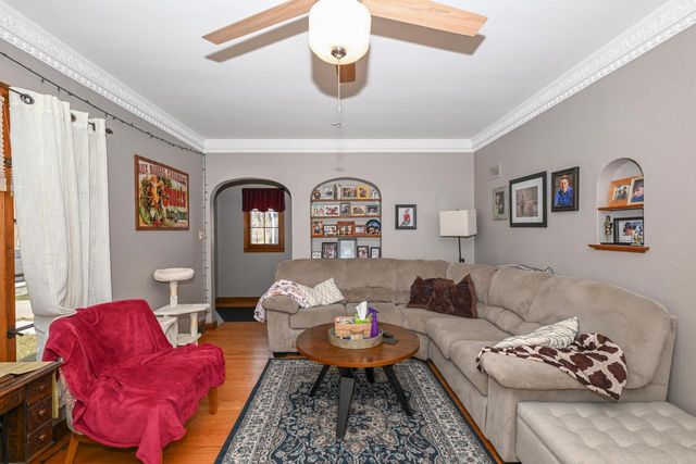 2944 N 70th STREET, Wauwatosa, WI 53210