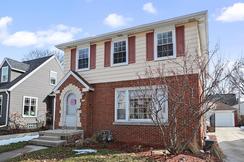 2944 N 70th STREET, Wauwatosa, WI 53210