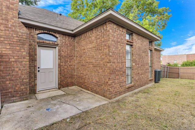 111 Homestead Drive, Lancaster, TX 75146