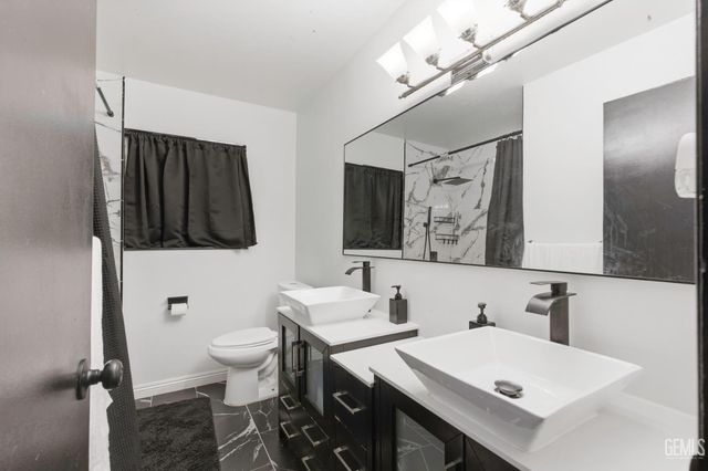 1005 Highmoor Avenue, Bakersfield, CA 93308