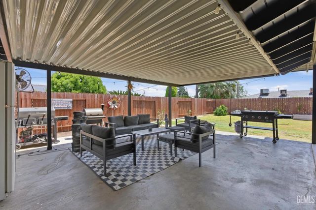 1005 Highmoor Avenue, Bakersfield, CA 93308
