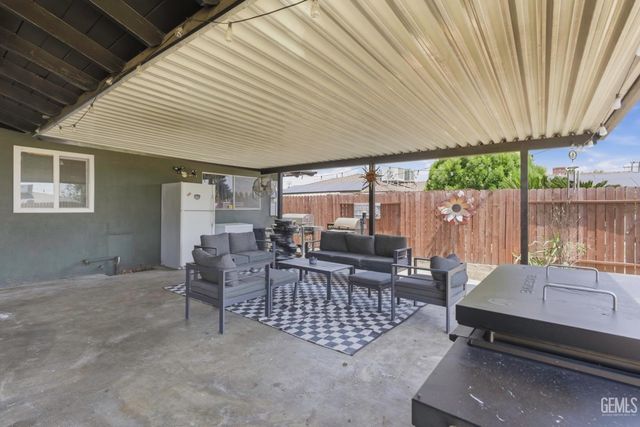 1005 Highmoor Avenue, Bakersfield, CA 93308