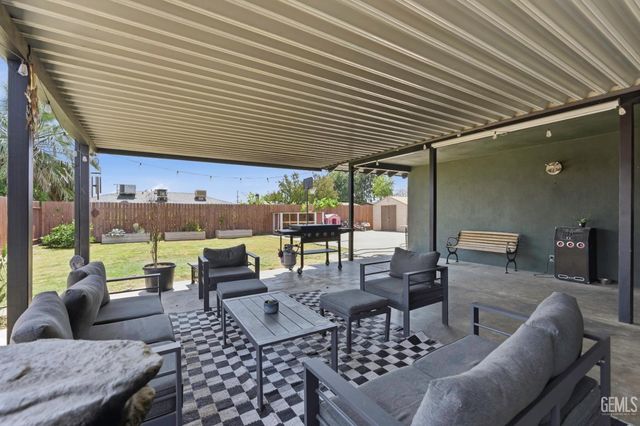 1005 Highmoor Avenue, Bakersfield, CA 93308