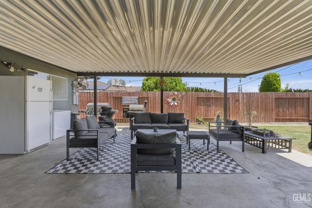 1005 Highmoor Avenue, Bakersfield, CA 93308