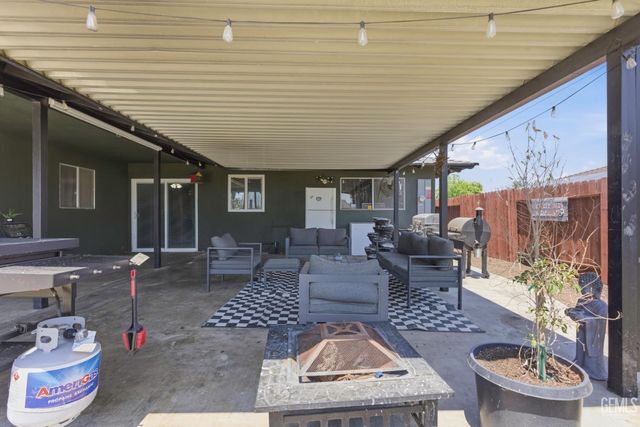 1005 Highmoor Avenue, Bakersfield, CA 93308